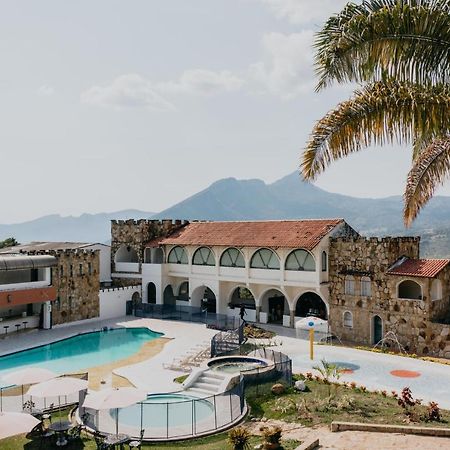 Hotel El Castillo Chinauta Exteriör bild