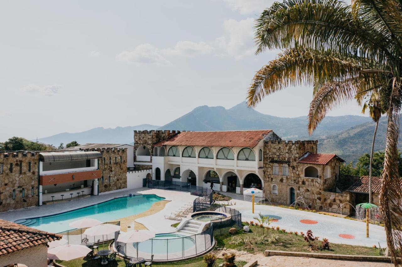 Hotel El Castillo Chinauta Exteriör bild