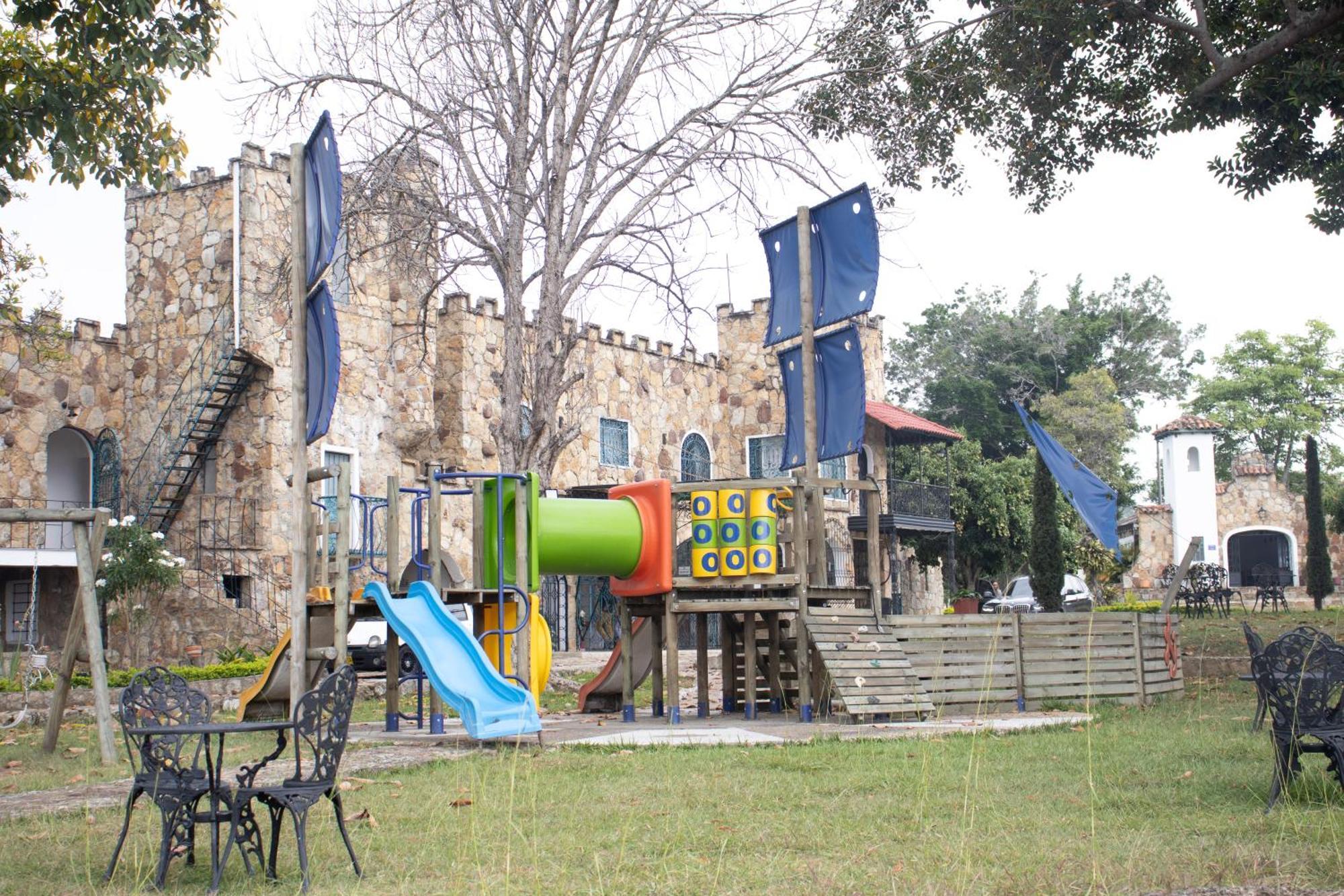 Hotel El Castillo Chinauta Exteriör bild
