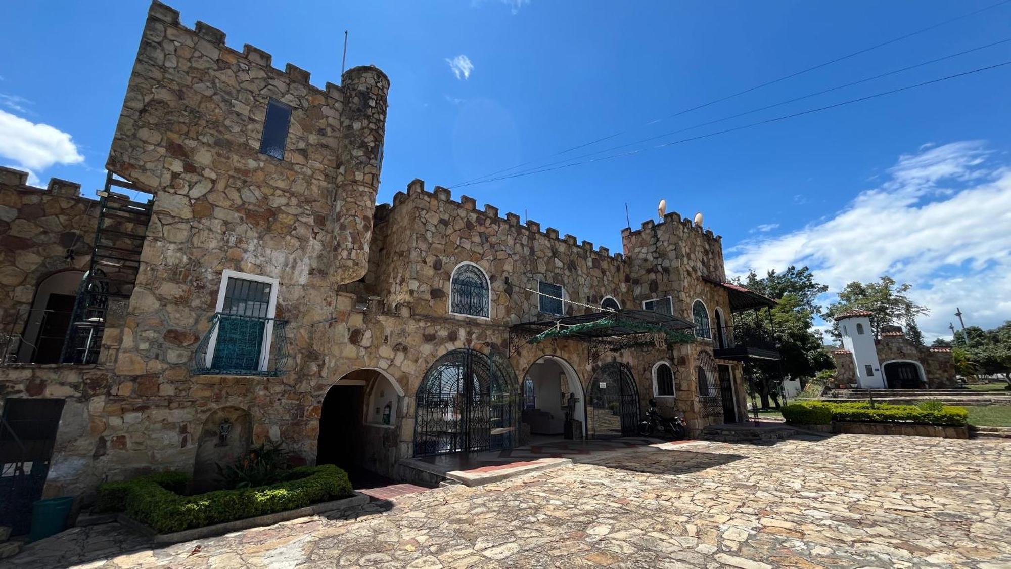 Hotel El Castillo Chinauta Exteriör bild